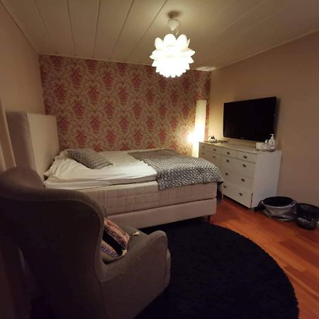 Own Room With Big Bed In A Big House! 呂勒奧 外观 照片