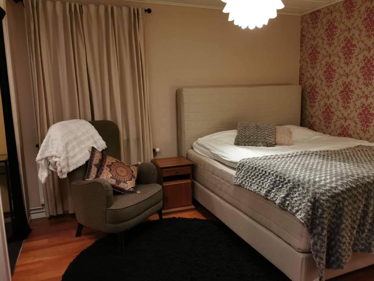 Own Room With Big Bed In A Big House! 呂勒奧 外观 照片